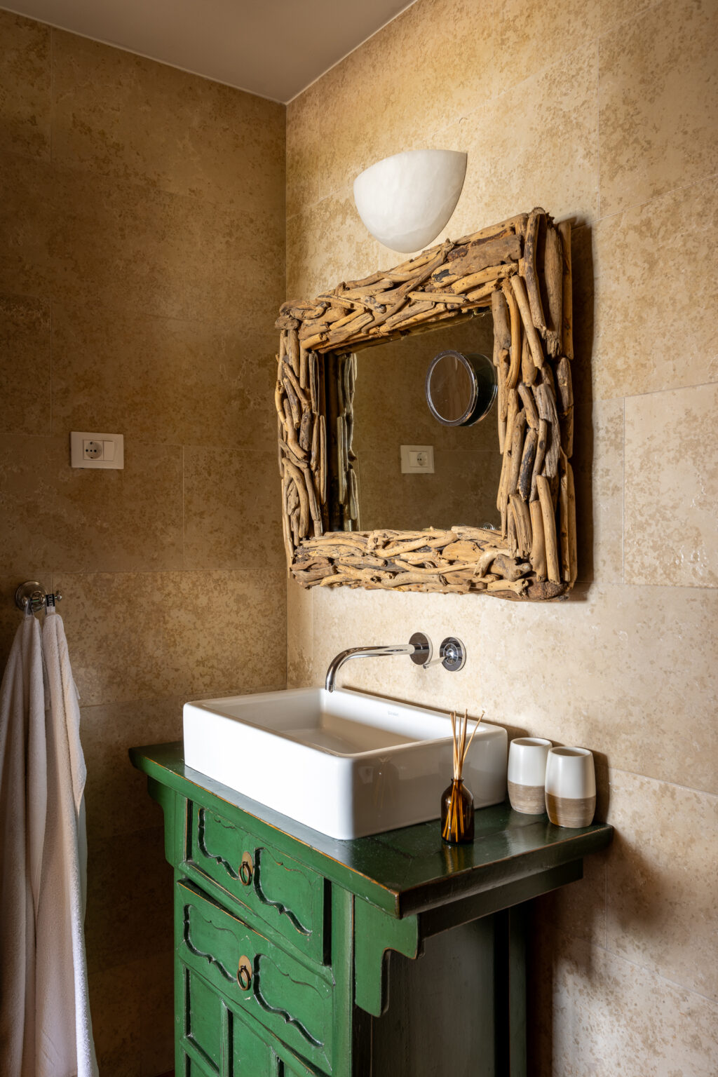 Villa Evelina Badezimmer mit grünem Waschtisch und Holzspiegel