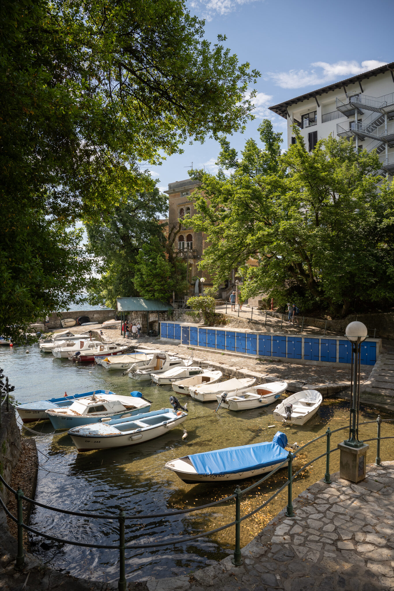 Lovran Kroatien idyllischer Hafen mit kleinen Booten