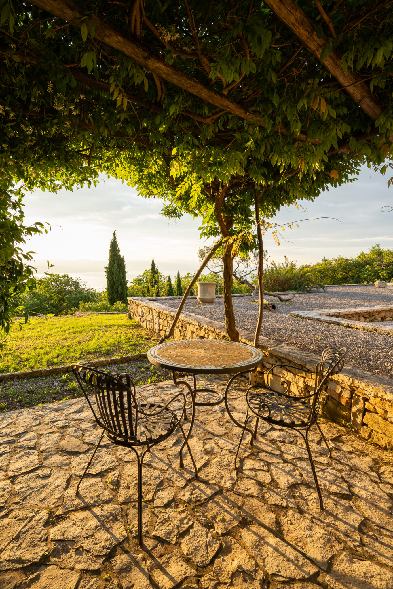 Eselböck Villa Terrasse mit kleinem Tisch und Meerblick