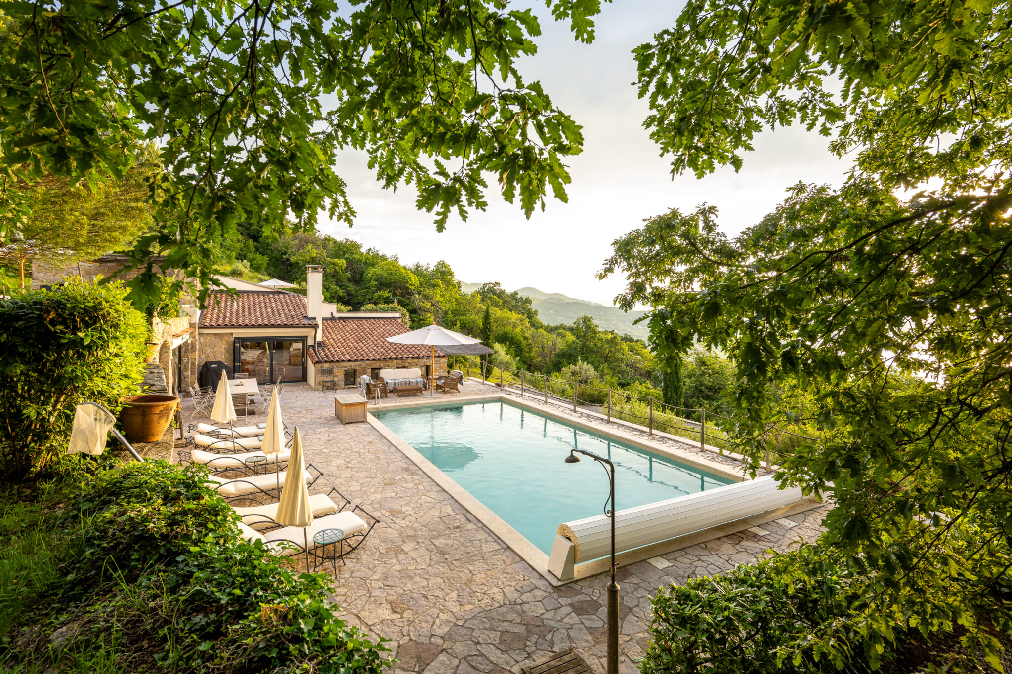 Eselböck Villa Outdoor Bereich mit Pool und Meerblick